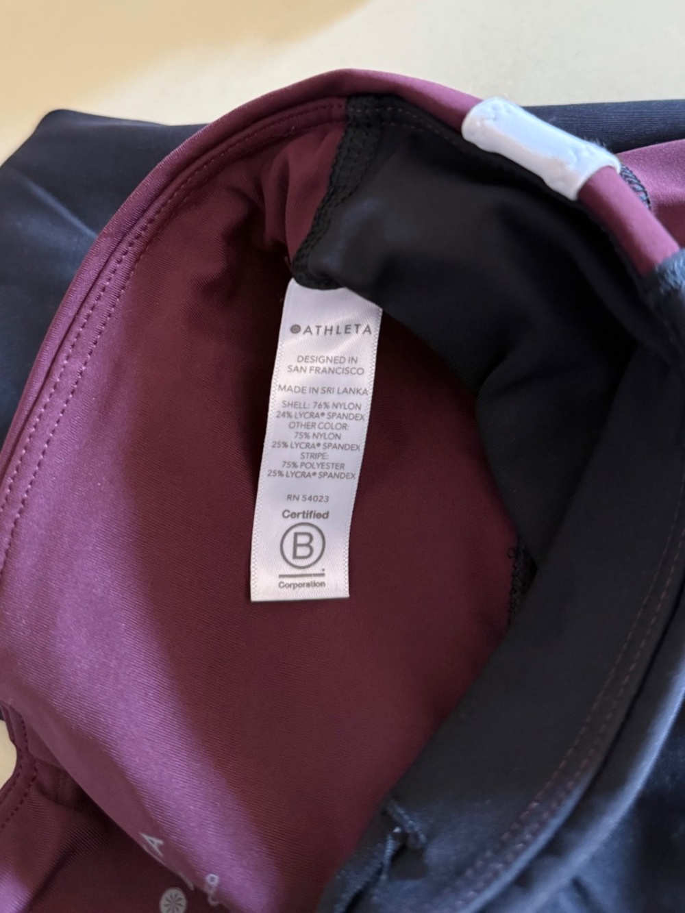 Athleta Crunch 7/8 Tight Leggings Black Maroon - Small - Picture 5 of 6